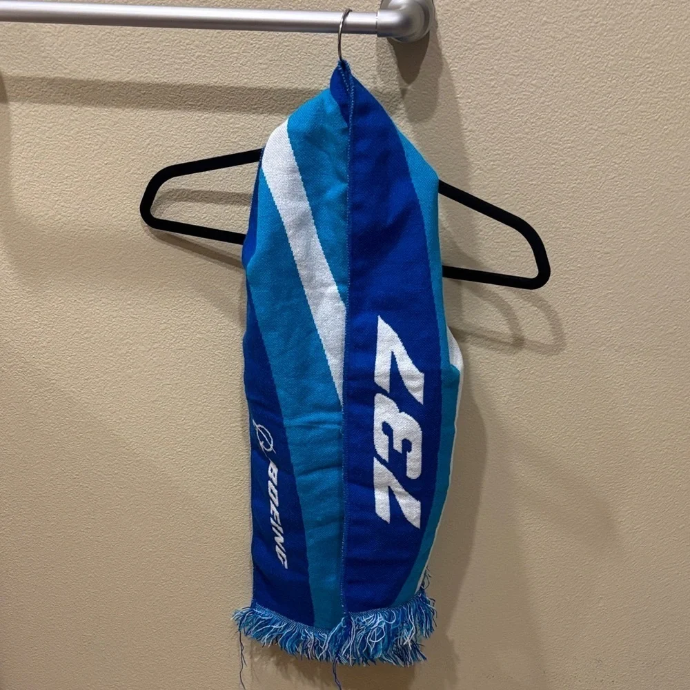 Boeing 737 Blue Scarf